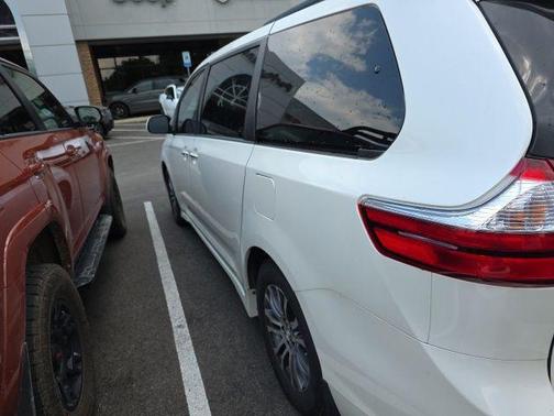 Blizzard Pearl 2018 Toyota Sienna XLE