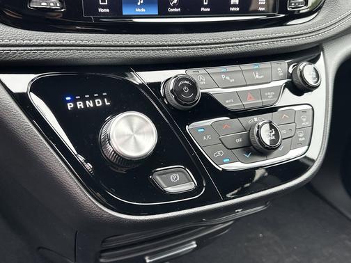 Diamond Black Crystal Pearlcoat 2027 Chrysler Pacifica L