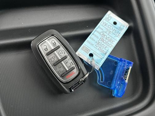 Diamond Black Crystal Pearlcoat 2027 Chrysler Pacifica L