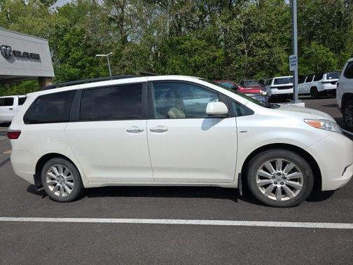 Super White 2016 Toyota Sienna XLE
