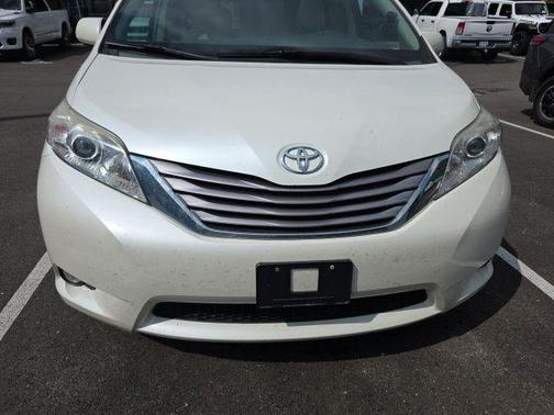 Super White 2016 Toyota Sienna XLE