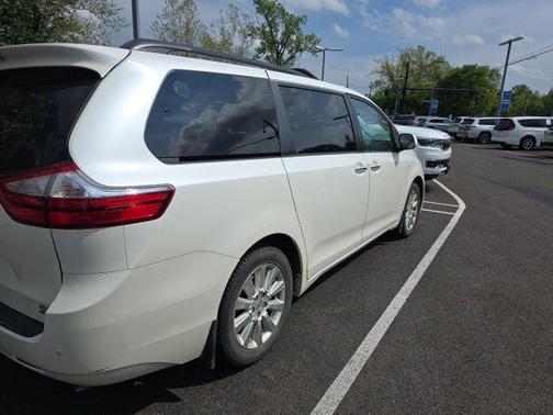 Super White 2016 Toyota Sienna XLE