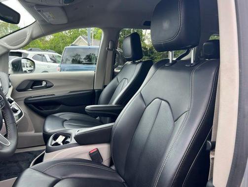Silver Mist Clearcoat 2023 Chrysler Pacifica Touring L