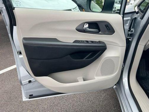 Silver Mist Clearcoat 2023 Chrysler Pacifica Touring L
