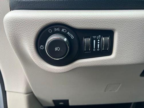 Silver Mist Clearcoat 2023 Chrysler Pacifica Touring L