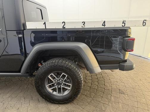 Black Clearcoat 2026 Jeep Gladiator Mojave
