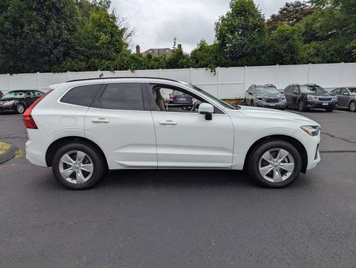2022 Volvo XC60 B5 Momentum