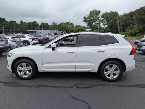 2022 Volvo XC60 B5 Momentum