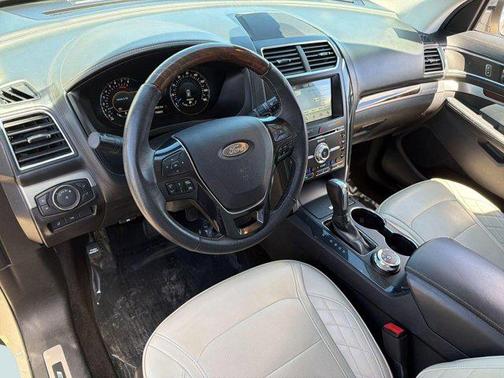 Gold 2018 Ford Explorer Platinum