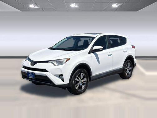 Super White 2018 Toyota RAV4 XLE