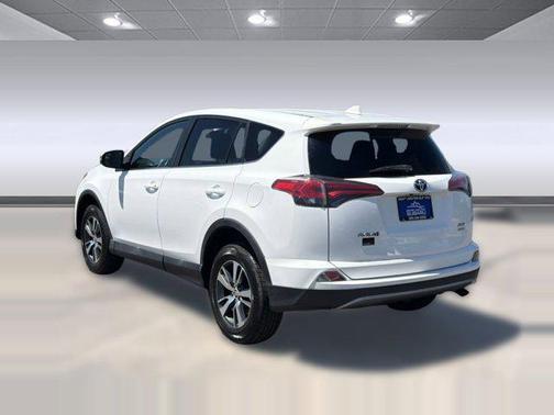 Super White 2018 Toyota RAV4 XLE