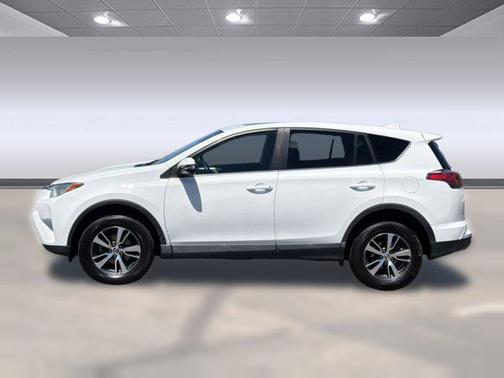 Super White 2018 Toyota RAV4 XLE