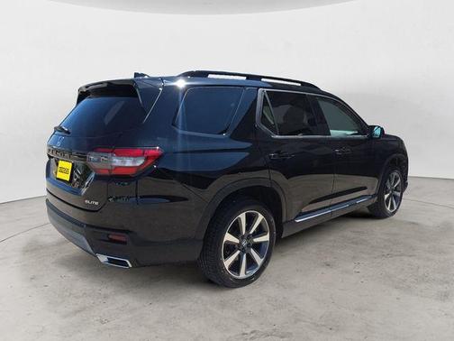 Crystal Black Pearl 2024 Honda Pilot Elite