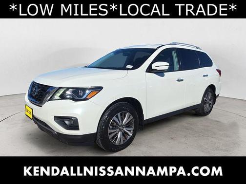 White 2017 Nissan Pathfinder SV