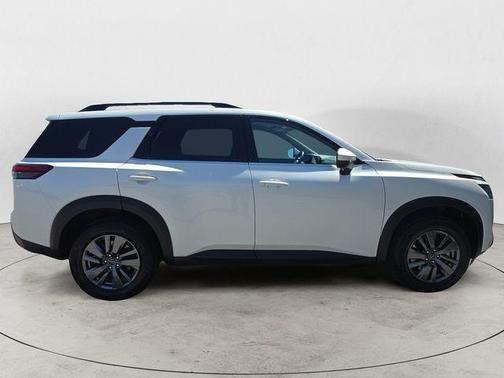 White 2024 Nissan Pathfinder SV