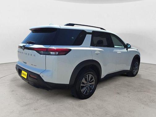 White 2024 Nissan Pathfinder SV