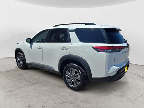 White 2024 Nissan Pathfinder SV