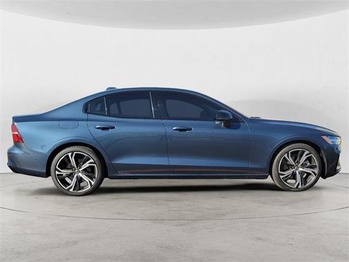 2024 Volvo S60 B5 Ultimate Dark Theme
