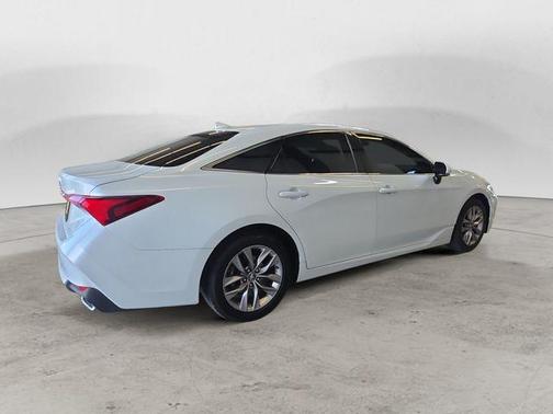 Pearl 2019 Toyota Avalon XLE