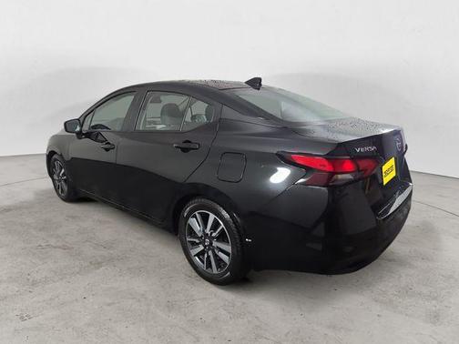 Black 2021 Nissan Versa 1.6 SV