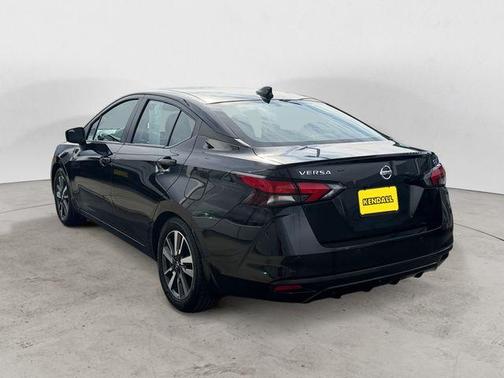 Black 2021 Nissan Versa 1.6 SV