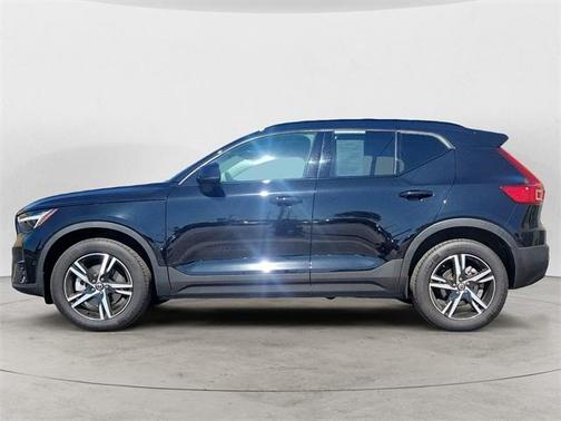 2023 Volvo XC40 B5 Plus Dark Theme