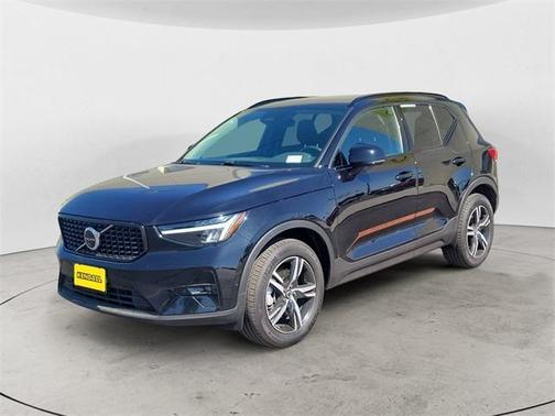 2023 Volvo XC40 B5 Plus Dark Theme