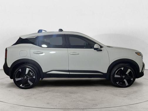 Aspen White Tri 2025 Nissan Kicks SR