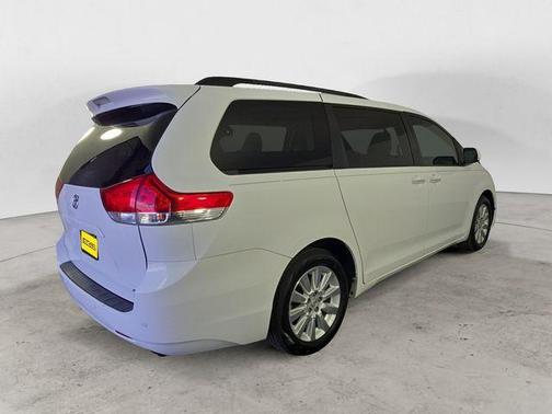 Super White 2013 Toyota Sienna XLE