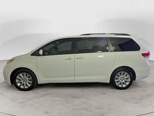 Super White 2013 Toyota Sienna XLE