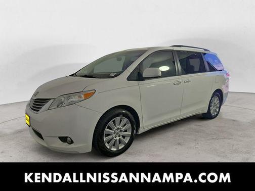 Super White 2013 Toyota Sienna XLE