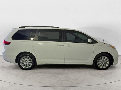 Super White 2013 Toyota Sienna XLE