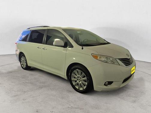 Super White 2013 Toyota Sienna XLE