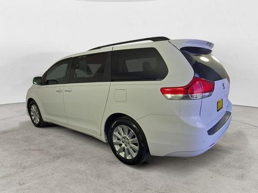 Super White 2013 Toyota Sienna XLE