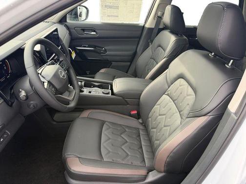 Everest White P 2026 Nissan Pathfinder Platinum