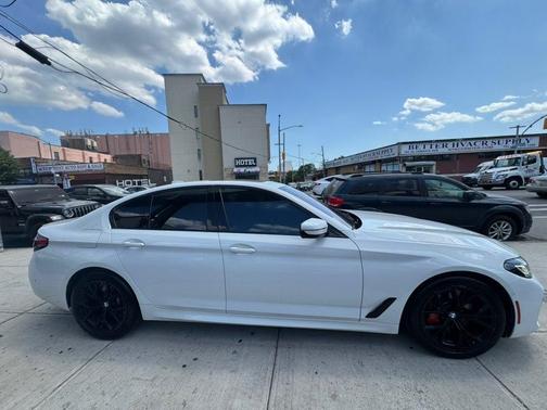 White 2023 BMW 540 i
