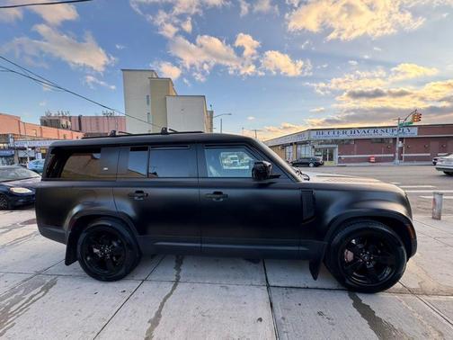 2023 Land Rover Defender SE