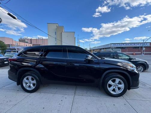 Black 2022 Toyota Highlander LE
