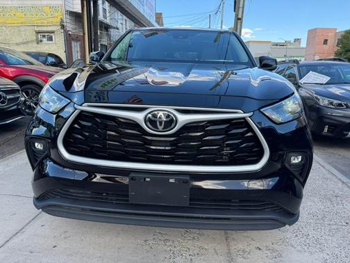 Black 2022 Toyota Highlander LE