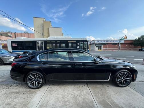 2022 BMW 750 i xDrive