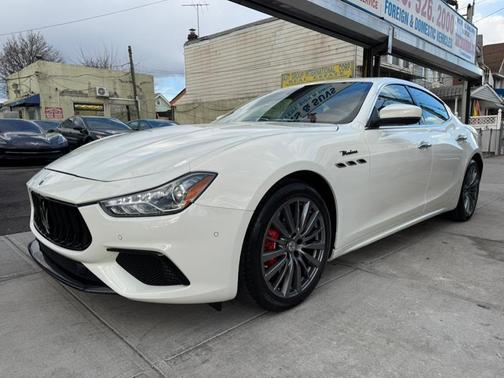 2022 Maserati Ghibli Modena Q4