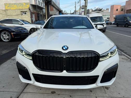 2022 BMW 740 i