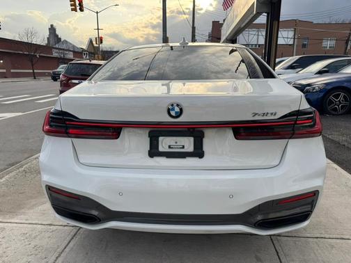 2022 BMW 740 i