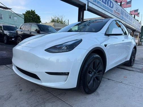 White 2024 Tesla Model Y Long Range