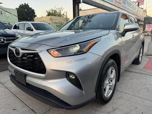 2022 Toyota Highlander LE