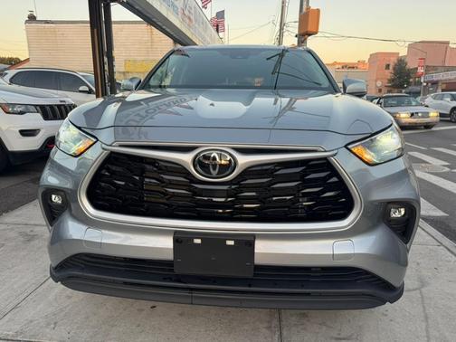 2022 Toyota Highlander LE