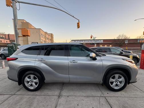 2022 Toyota Highlander LE