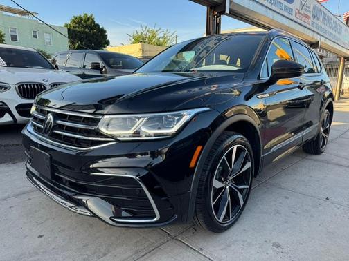 Deep Black Pearl Effect 2024 Volkswagen Tiguan 2.0T SEL R-Line