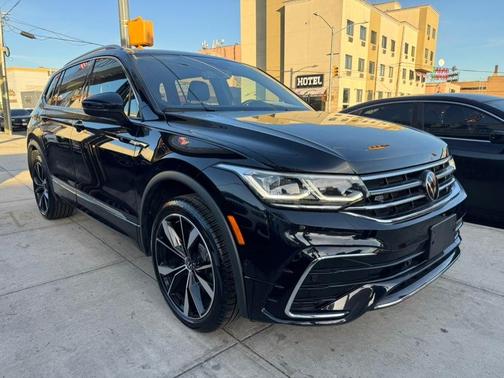 Deep Black Pearl Effect 2024 Volkswagen Tiguan 2.0T SEL R-Line