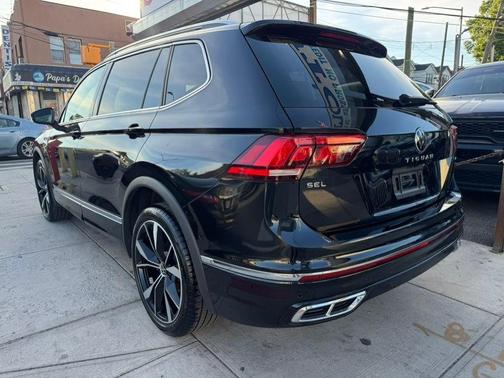 Deep Black Pearl Effect 2024 Volkswagen Tiguan 2.0T SEL R-Line